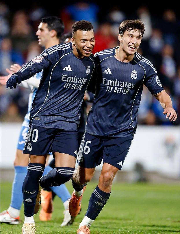 湖人25分大胜老鹰！詹姆斯狂轰31+9+10+3大纪录，难怪NBA怕他退役